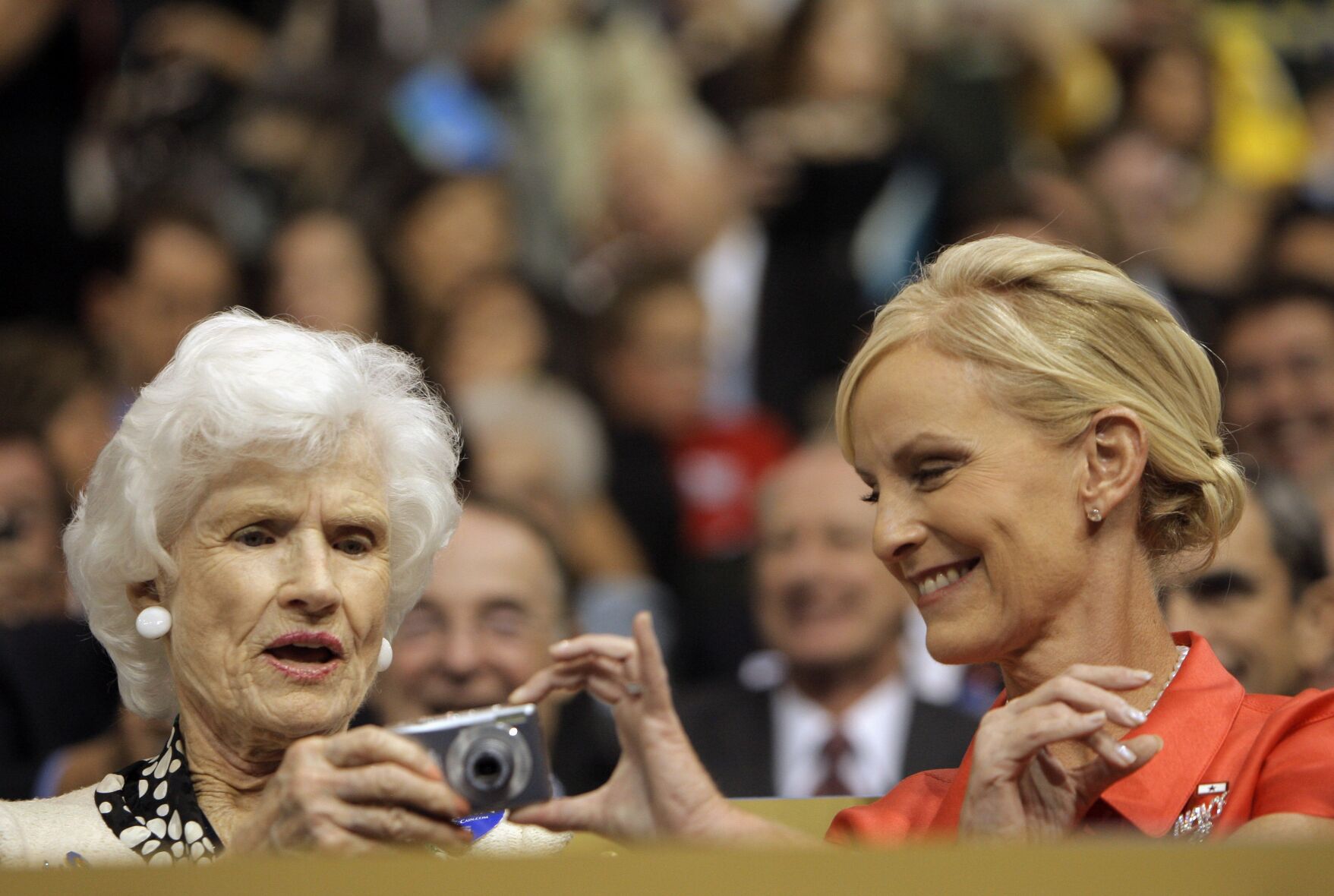 Roberta McCain, Cindy McCain